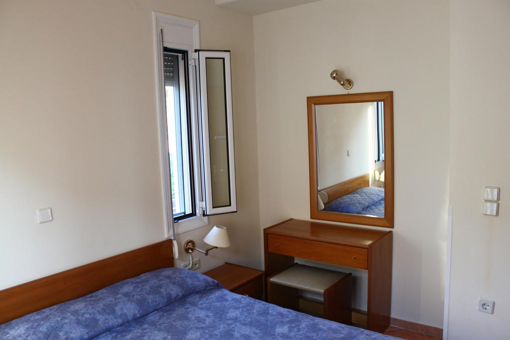 Sungate Beach Rovies Room photo